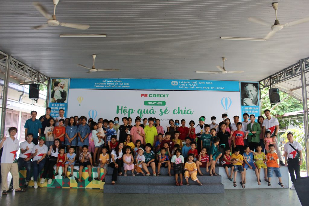 Các em nhỏ tham gia ngày hội Hộp quà sẻ chia