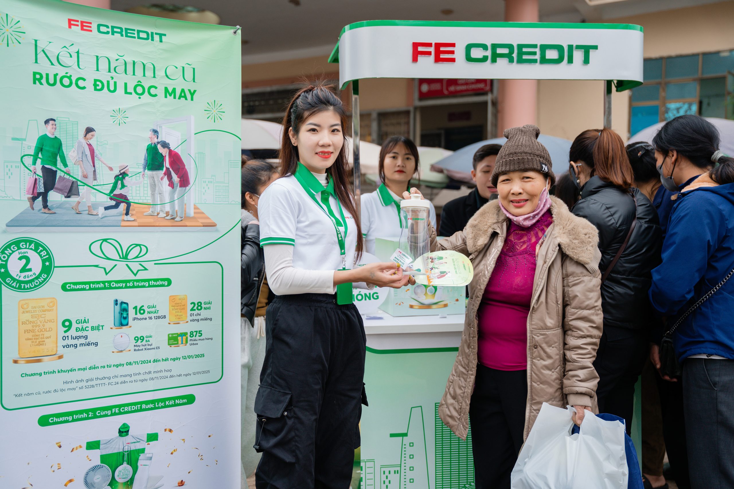 Bà con tiểu thương háo hức tham gia chương trình kết năm cũ, rước đủ lộc may