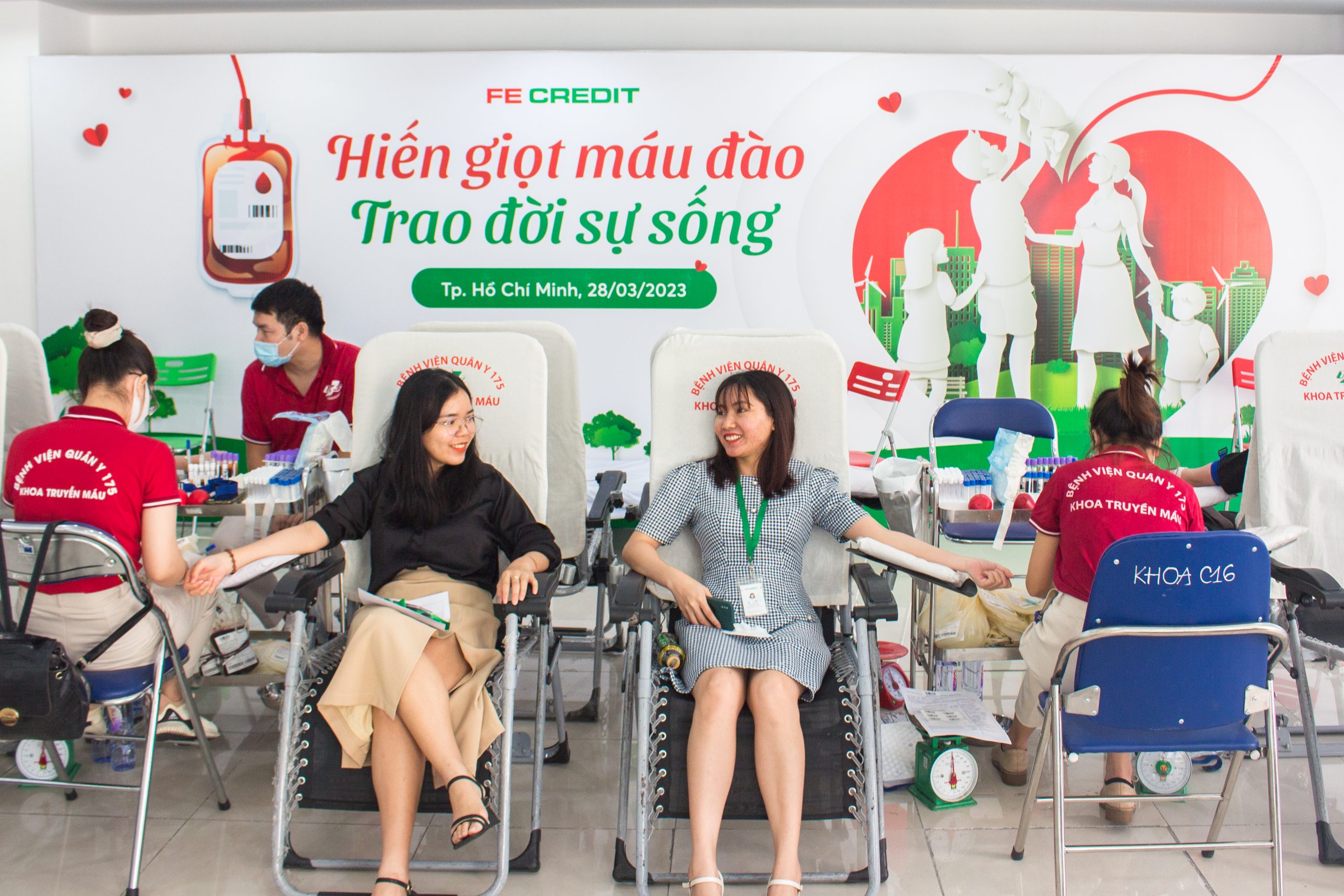 Hình ảnh nhân viên FE CREDIT tham gia hoạt động hiến máu