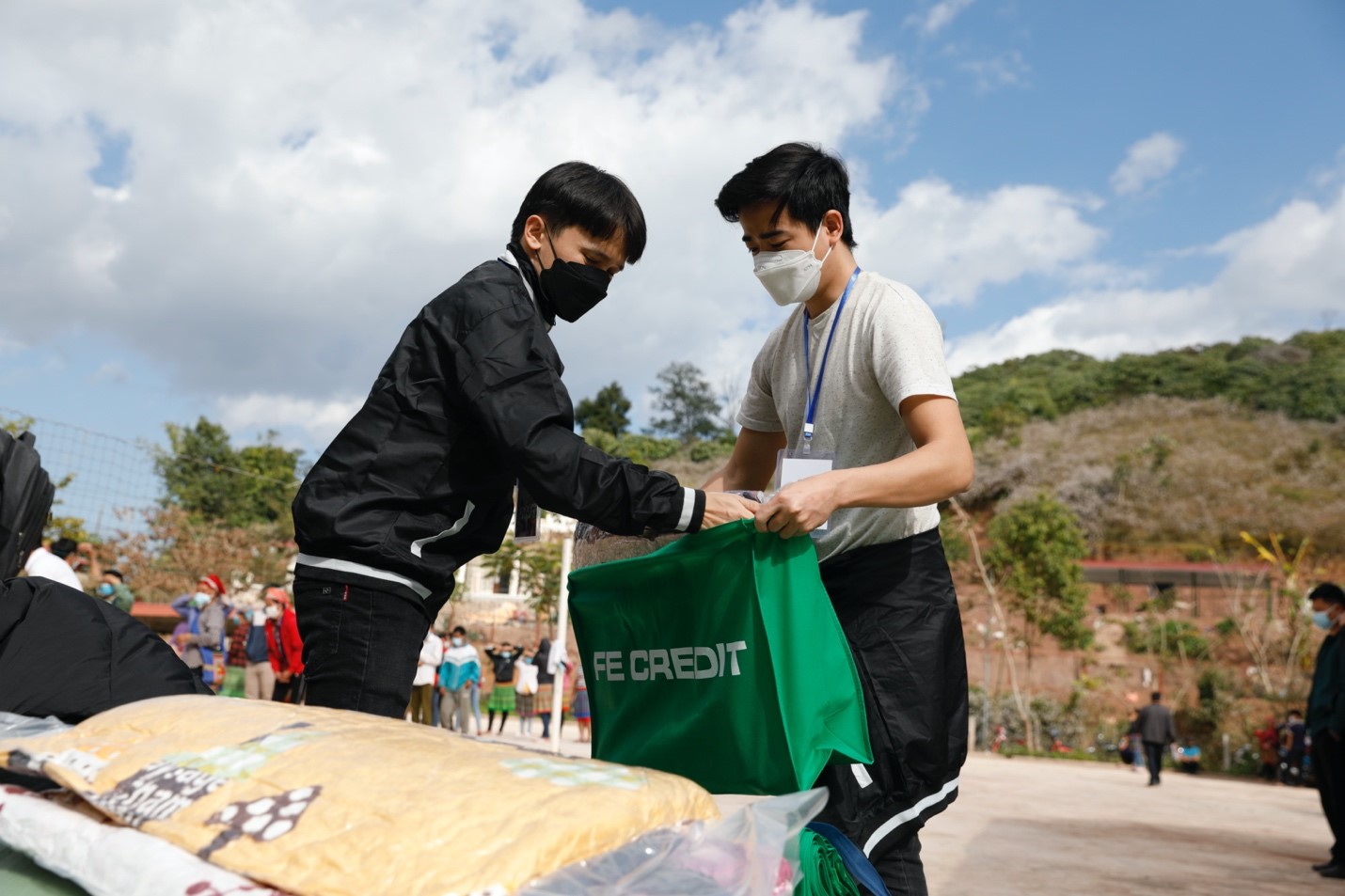 FE CREDIT trao các phần quà đến bà con vùng cao Tây Bắc