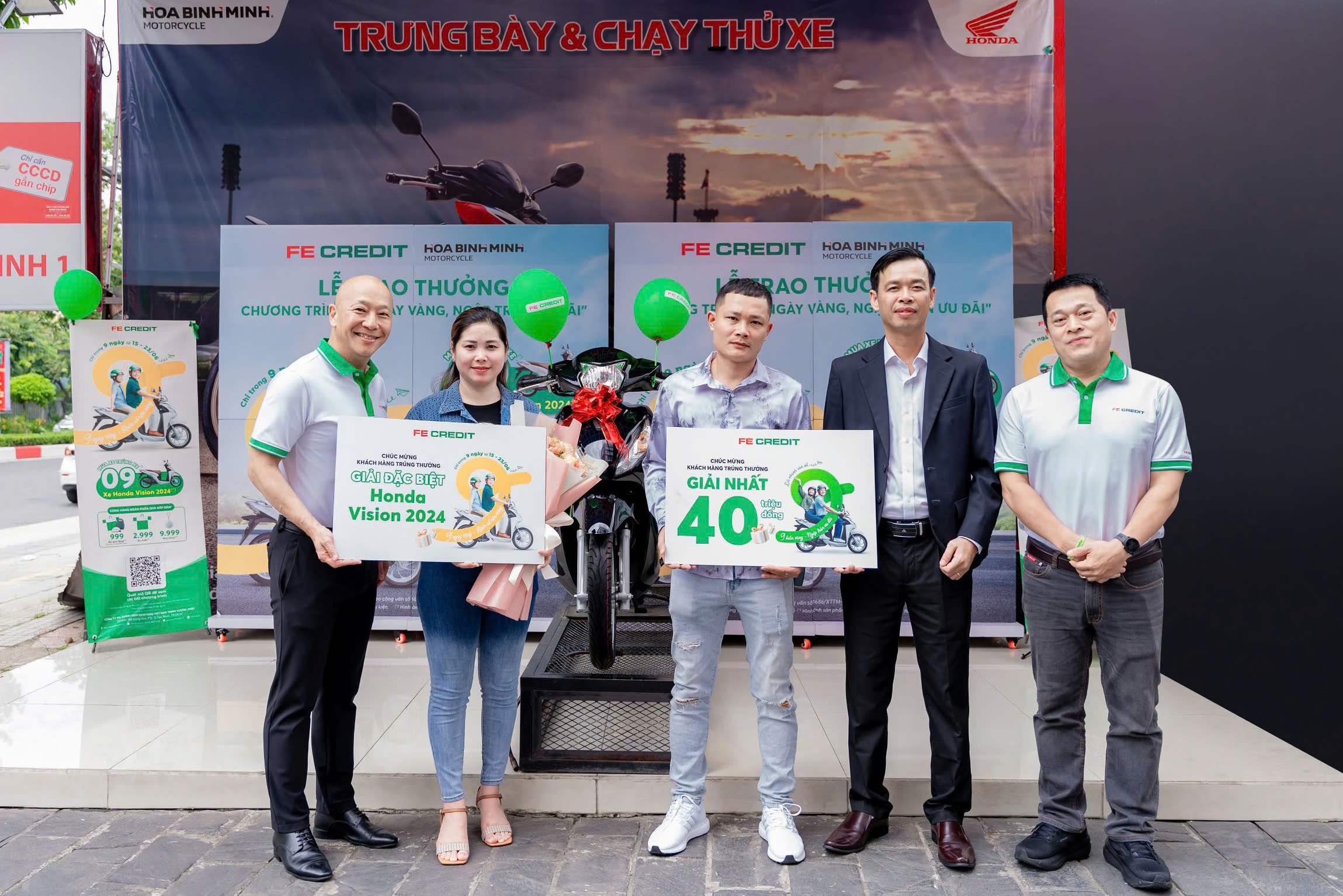 Đại diện FE CREDIT trao giải đến 2 khách hàng may mắn trong chương trình “9 ngày vàng - Ngập tràn ưu đãi” và “9 tuần vàng – Ngập tràn ưu đãi”. Ảnh: FE CREDIT