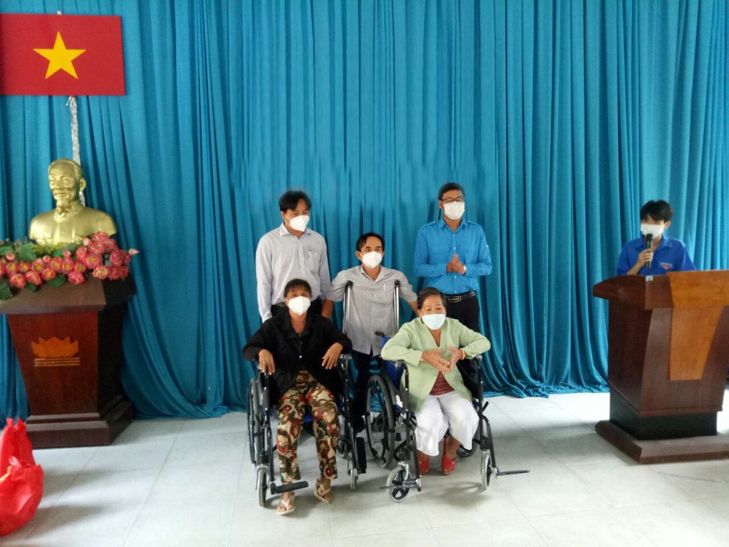 FE CREDIT hỗ trợ xe lăng cho người khuyết tật