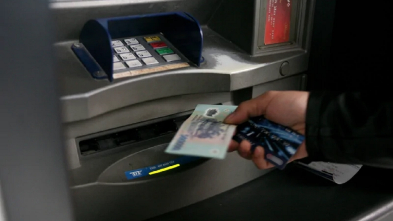 Rút tiền mặt thẻ tín dụng tại cây ATM