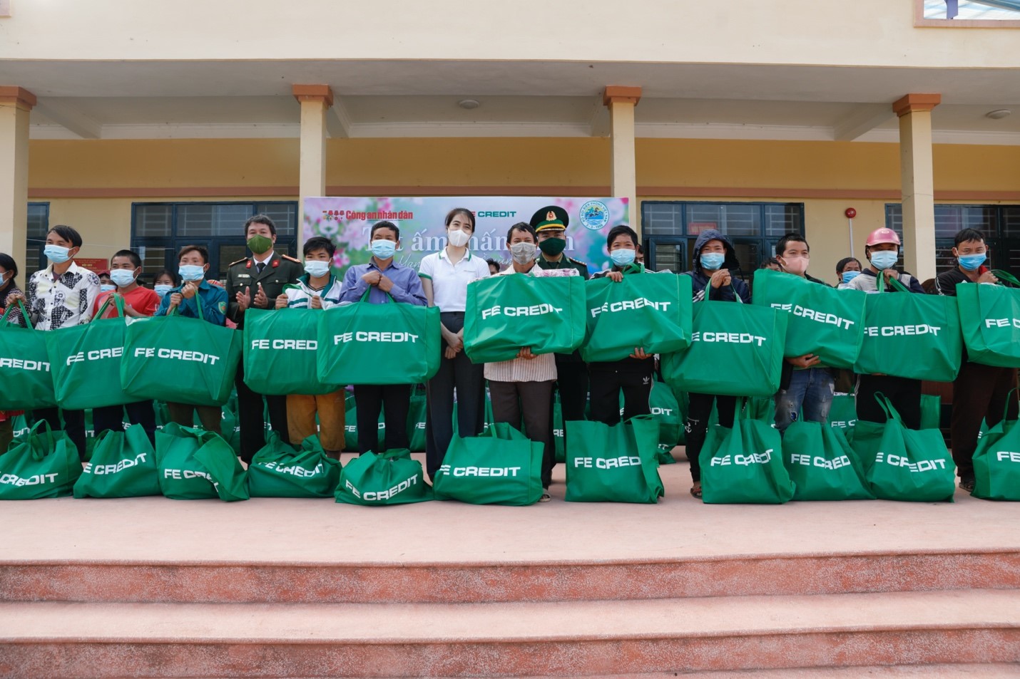 FE CREDIT mang đến cái Tết ấm no cho bà con vùng Tây Bắc