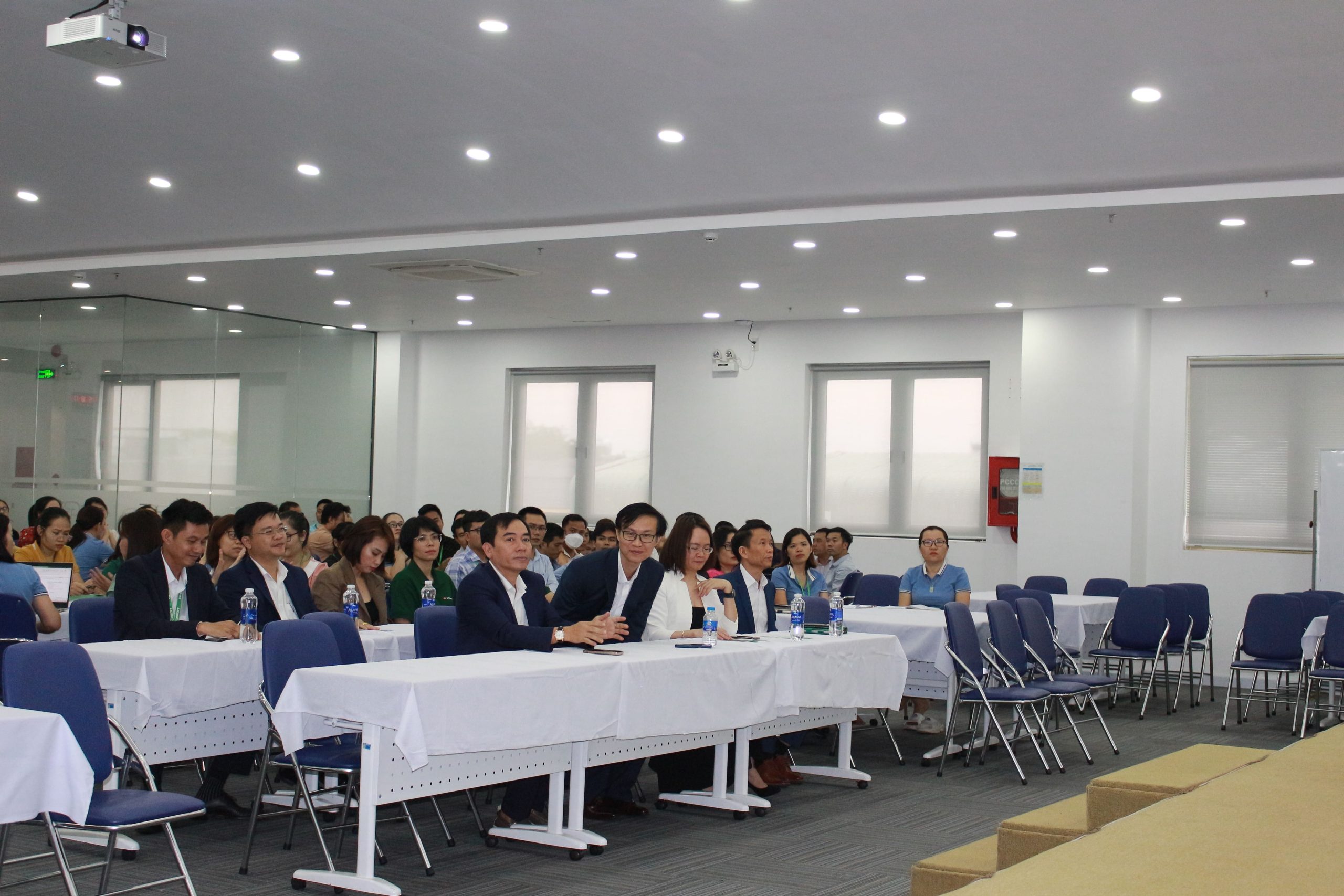 Sự kiện có sự tham gia của Quyền Tổng Giám Đốc cùng hơn 20 đại diện của FE CREDIT