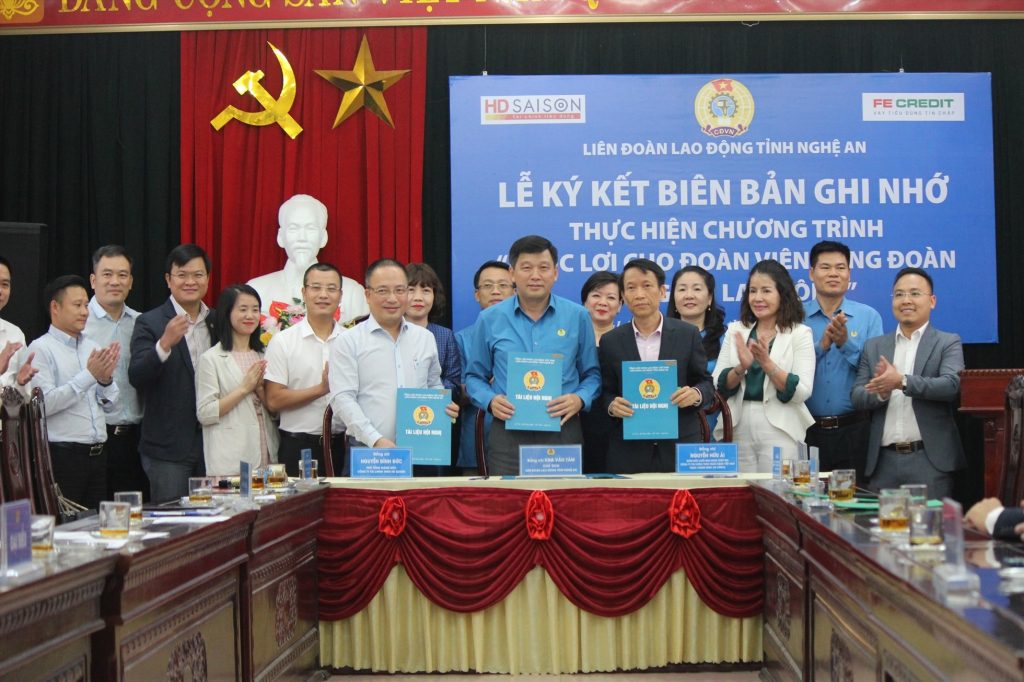 LĐLĐ tỉnh Nghệ An kí biên bản ghi nhớ về việc triển khai gói tín dụng ưu đãi dành cho công nhân lao động với đơn vị thực hiện. Ảnh: QĐ