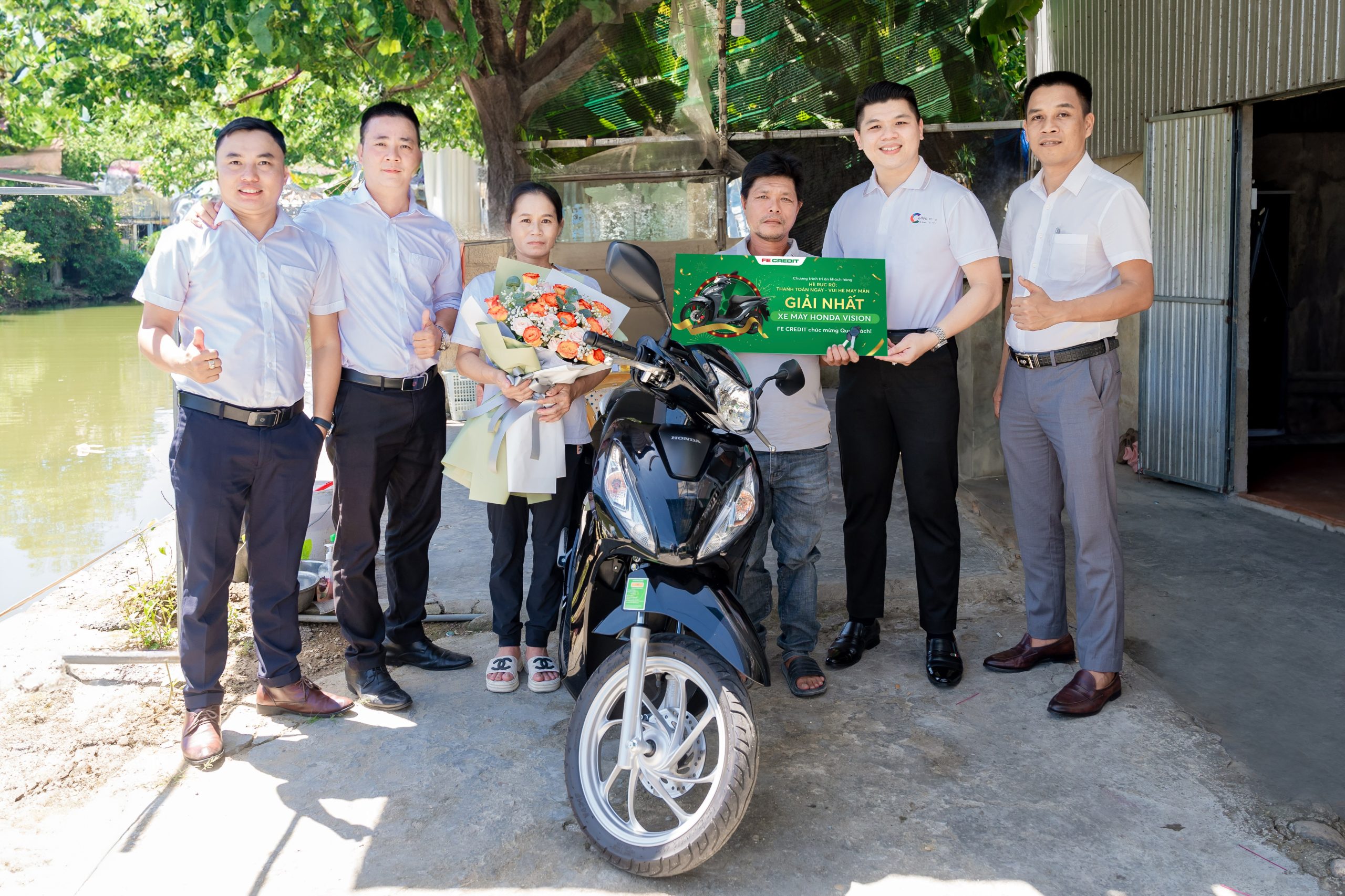 Đại diện FE CREDIT trao giải nhất xe Honda Vision đến khách hàng may mắn trong đợt 3 của chương trình. (Ảnh: FE CREDIT)