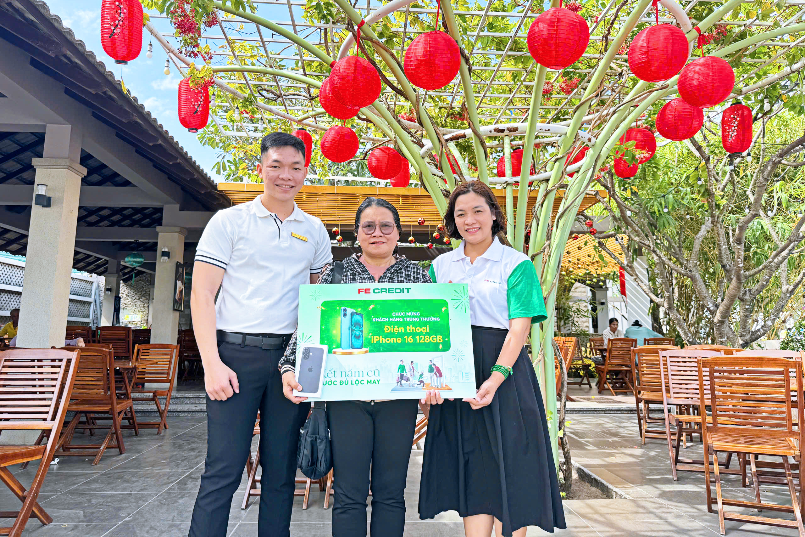 Điện thoại iPhone 16 được nhân viên FE CREDIT trao tận tay chị Phương Dung. Ảnh FE CREDIT