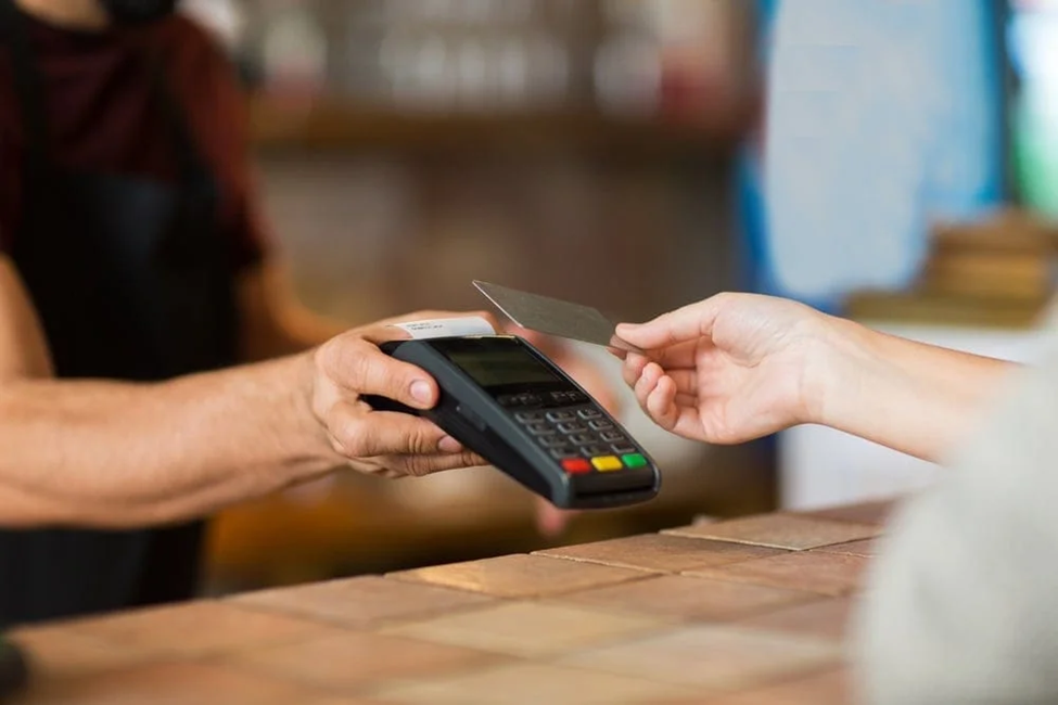Các dịch vụ rút tiền mặt thẻ tín dụng không chính thống tiềm ẩn nhiều rủi ro