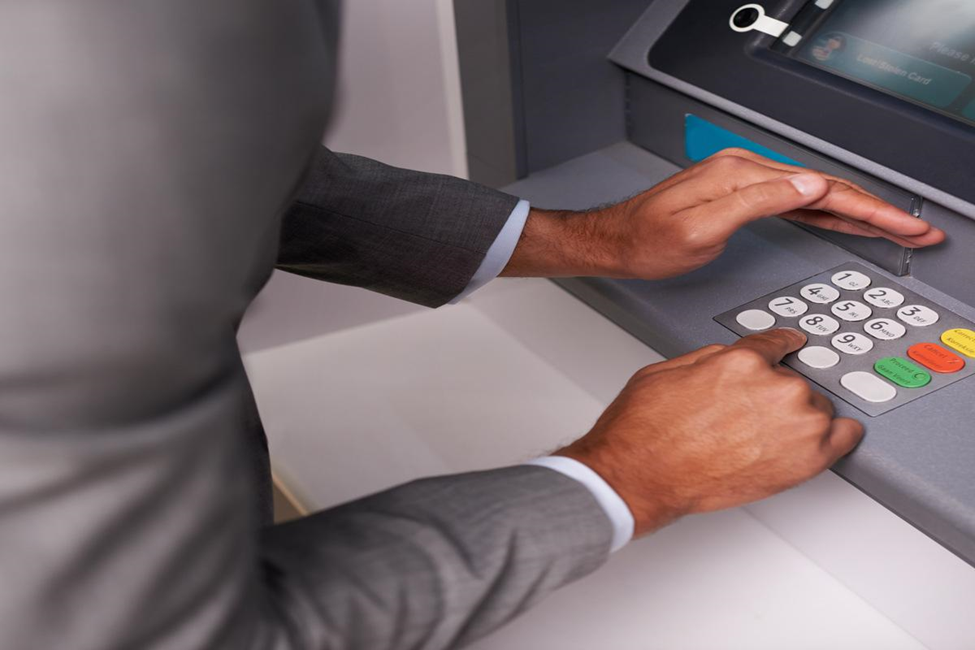 Che bàn phím khi thực hiện nhập mã PIN tại ATM
