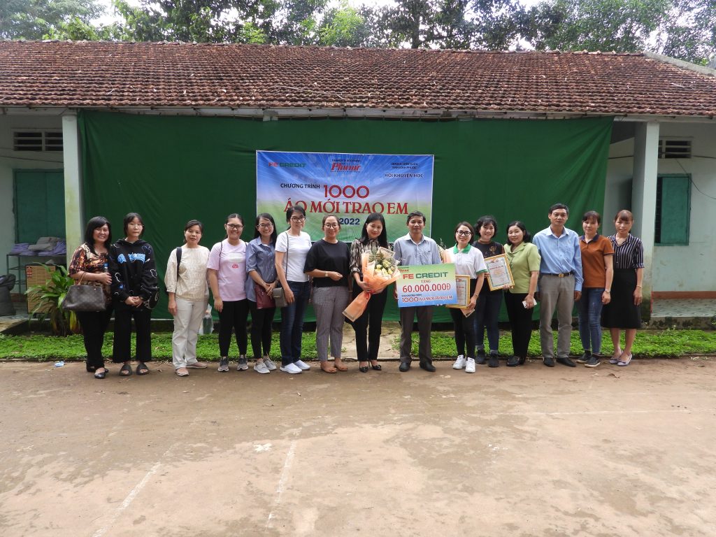 Chi hội Nhà báo của Báo Phụ Nữ TP.HCM cùng FE CREDIT hỗ trợ quần áo mới cho đồng bào dân tộc thiểu số Bình Phước