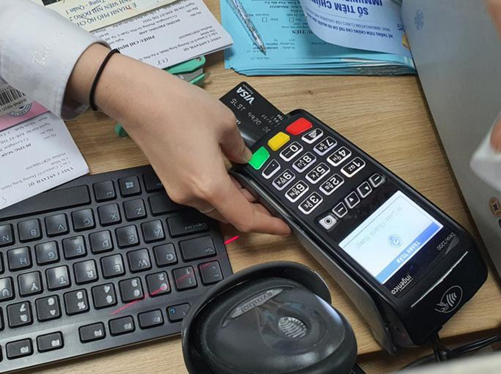 Rủi ro tiềm ẩn từ dịch vụ rút tiền thẻ tín dụng không chính thống