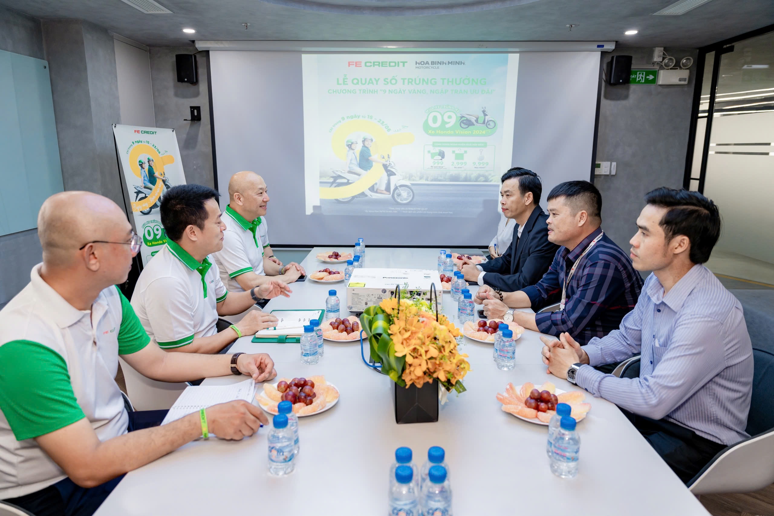 Đại diện FE CREDIT và đại điện đại lý ủy nhiệm phân phối xe máy chính hãng Hòa Bình Minh trao đổi về kế hoạch phát triển trong tương lai