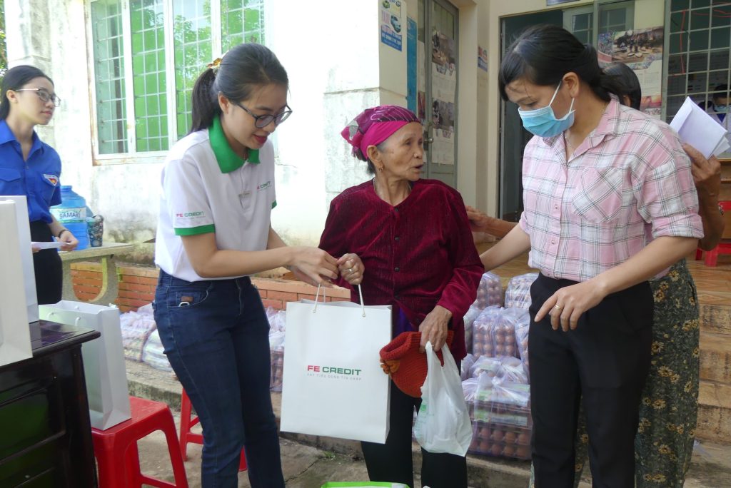 Những món quà được đội ngũ FE CREDIT trao tận tay bà con