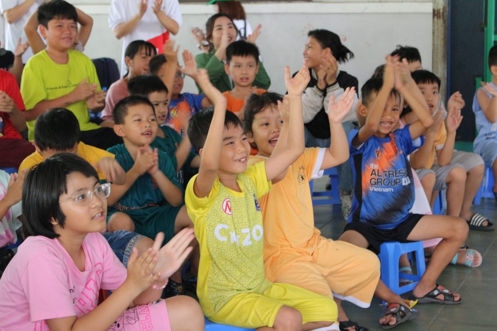 niềm vui của các em khi tham gia ngày hội Hộp quà sẻ chia