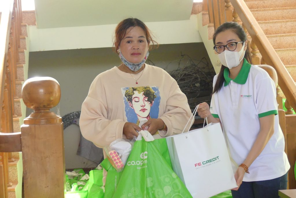 Đại diện FE CREDIT trao quà cho bà con xã Đắk Búk So