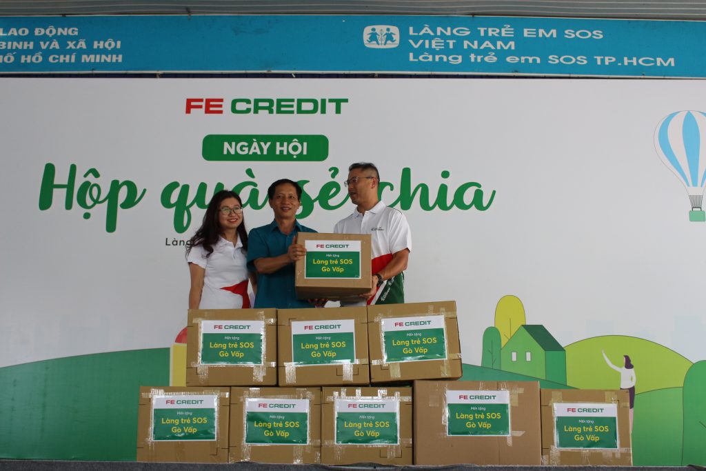 trao tặng quà trong ngày hội Hộp quà sẻ chia