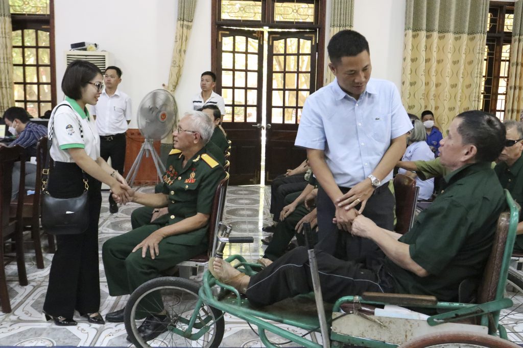 Các thương binh bày tỏ sự cảm ơn đối với đội ngũ FE CREDIT