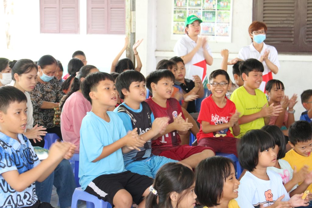 không khí ngày hội Hộp quà chia sẻ