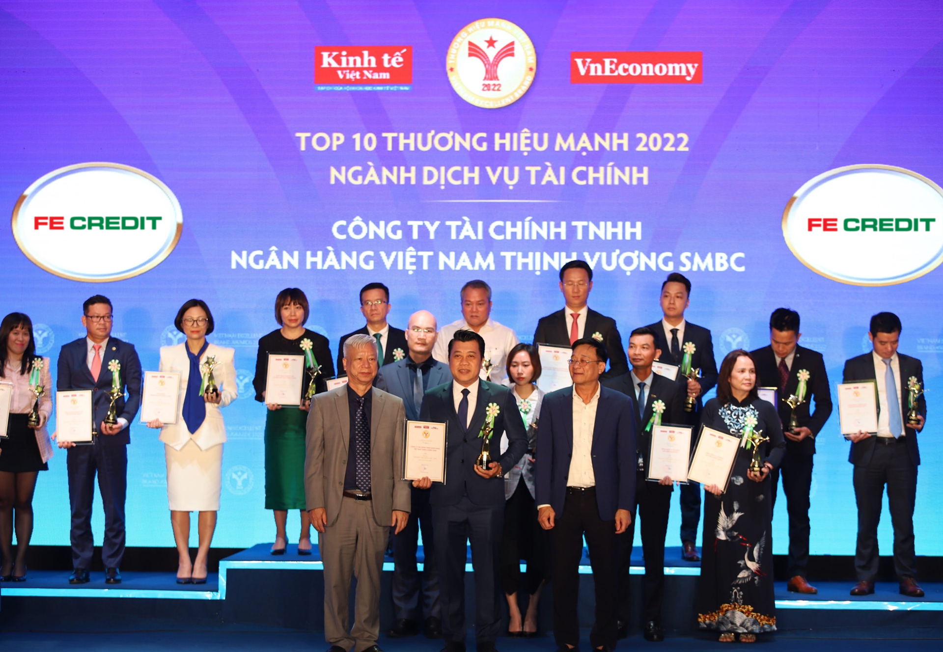 FE CREDIT vinh dự nhận cup đạt Top 10 Thương hiệu mạnh – Ngành Dịch vụ Tài chính 2022