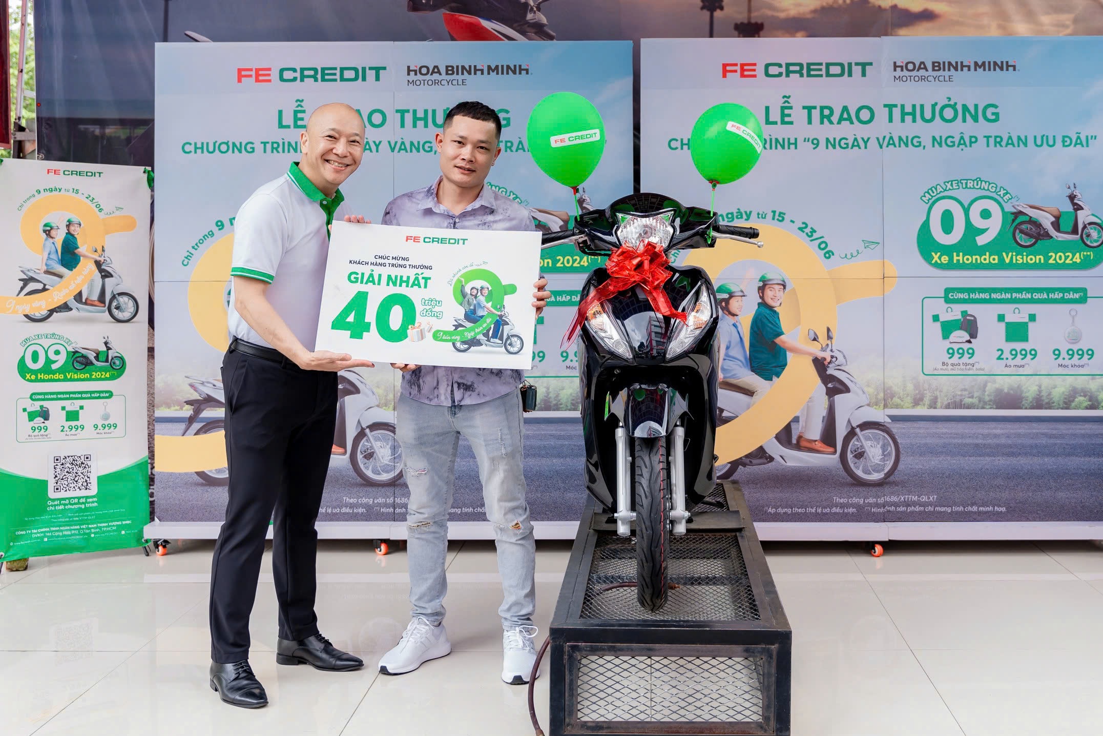 Đại diện FE CREDIT trao giải thưởng đến anh Trần Minh Sang, khách hàng may mắn của chương trình “9 tuần vàng – Ngập tràn ưu đãi”. Ảnh: FE CREDIT