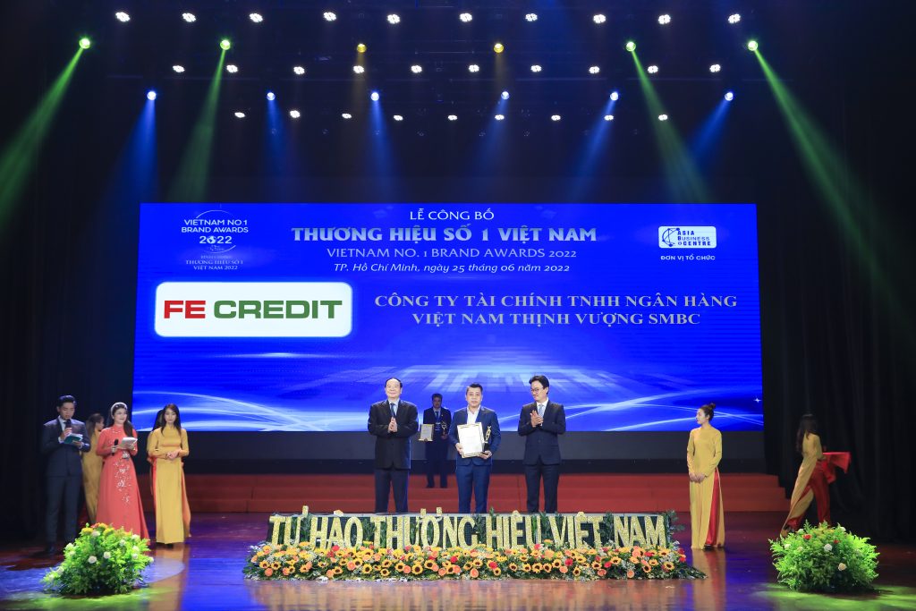 Đại diện FE CREDIT nhận giải "Thương Hiệu Số 1 Việt Nam 2022"
