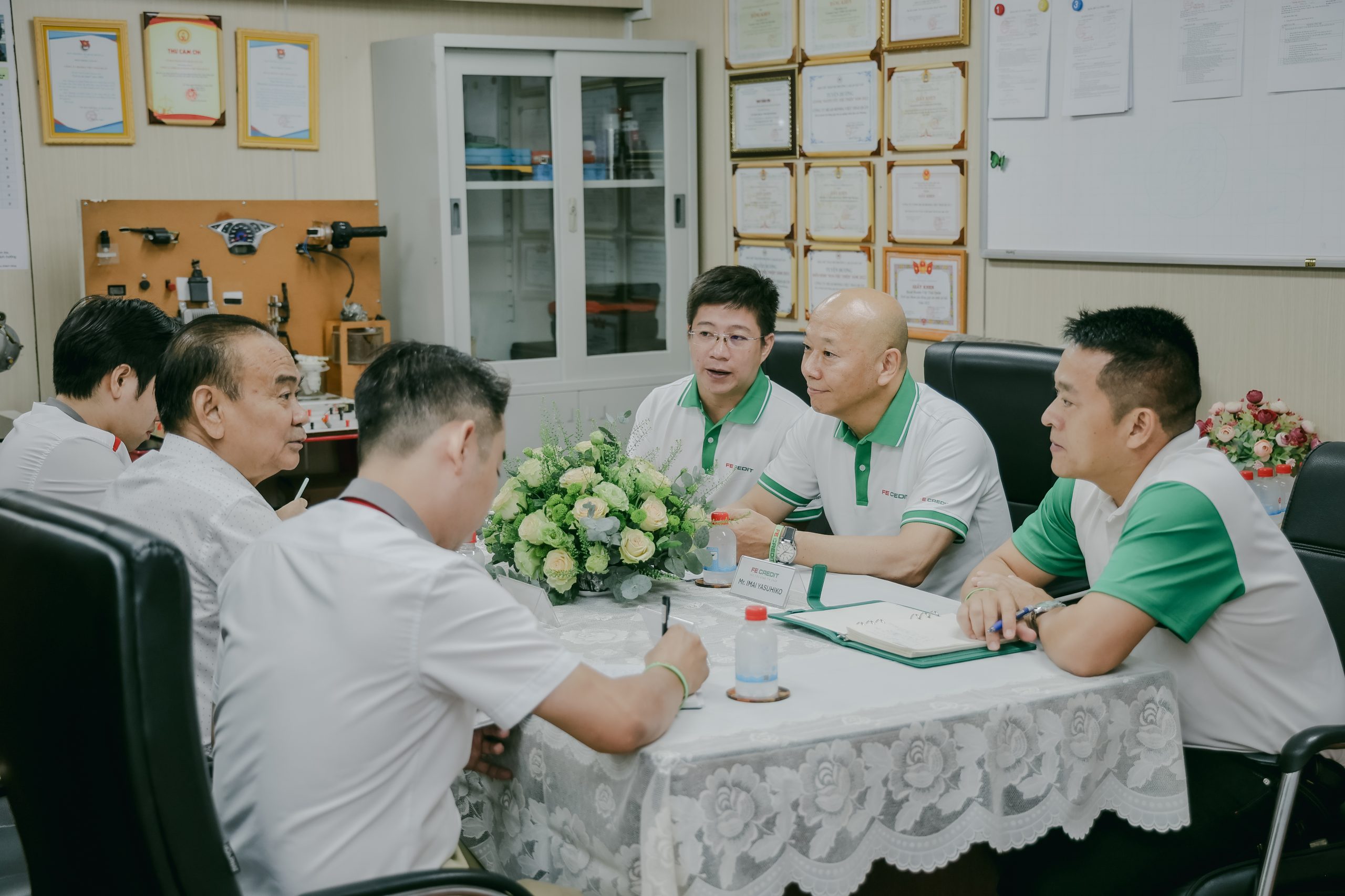 BLĐ FE Credit làm việc với BGĐ Việt Thái Quân về kế hoạch phát triển trong tương lai. Ảnh: FE CREDIT