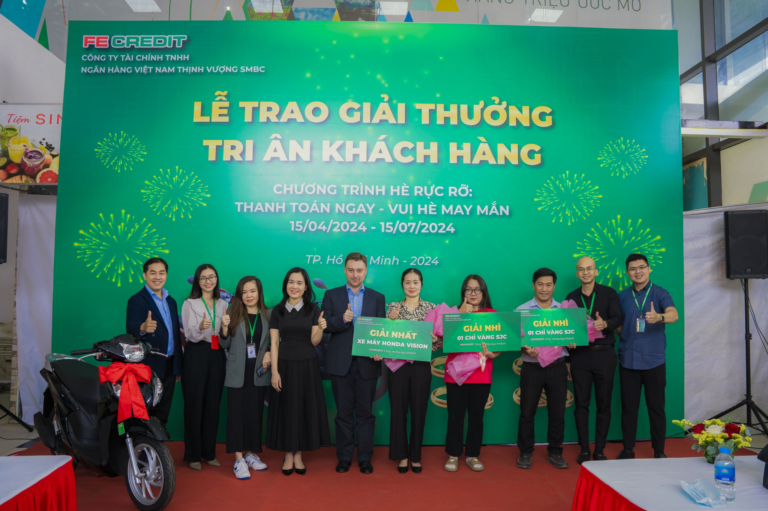 khách hàng trúng thưởng chương trình Chào hè rực rỡ