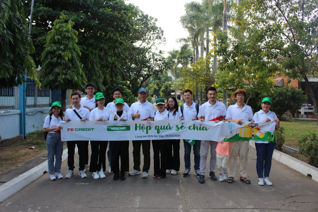 hoạt động trao tặng học bổng và quà cho trẻ em Làng SOS do FE CREDIT tổ chức