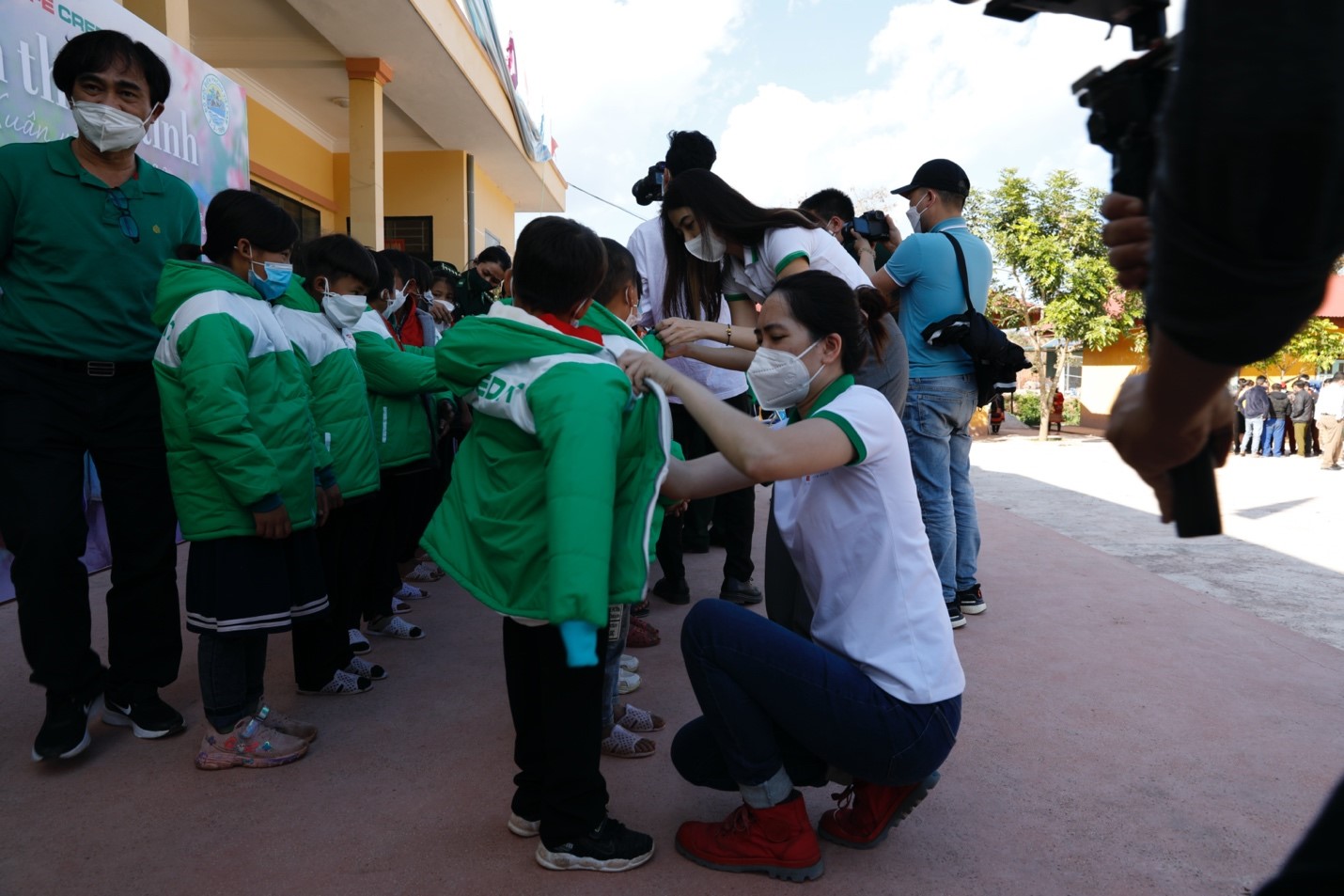 FE CREDIT trao tặng áo ấm cho các em học sinh