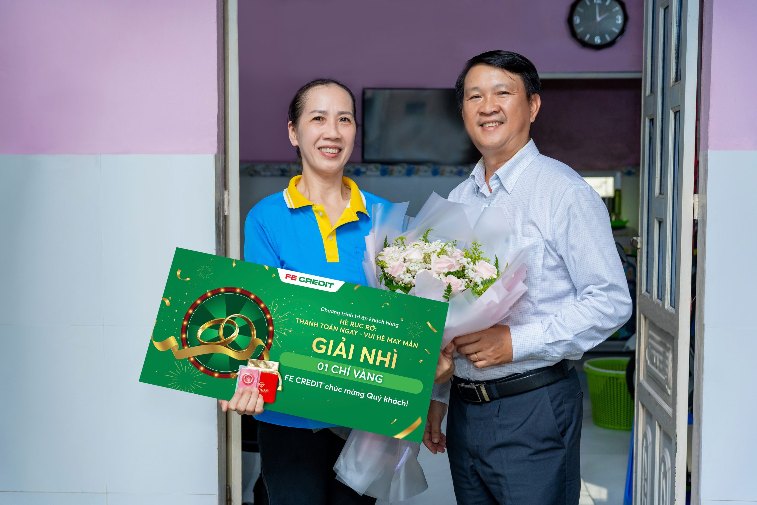 Đại diện FE CREDIT trao giải nhì là một chỉ vàng đến chị Ngọc Phương. (Ảnh: FE CREDIT)