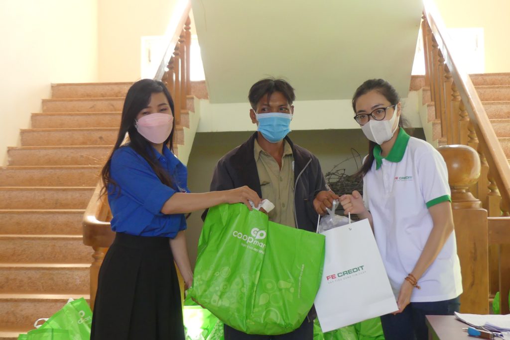FE CREDIT trao phần quà cho bà con