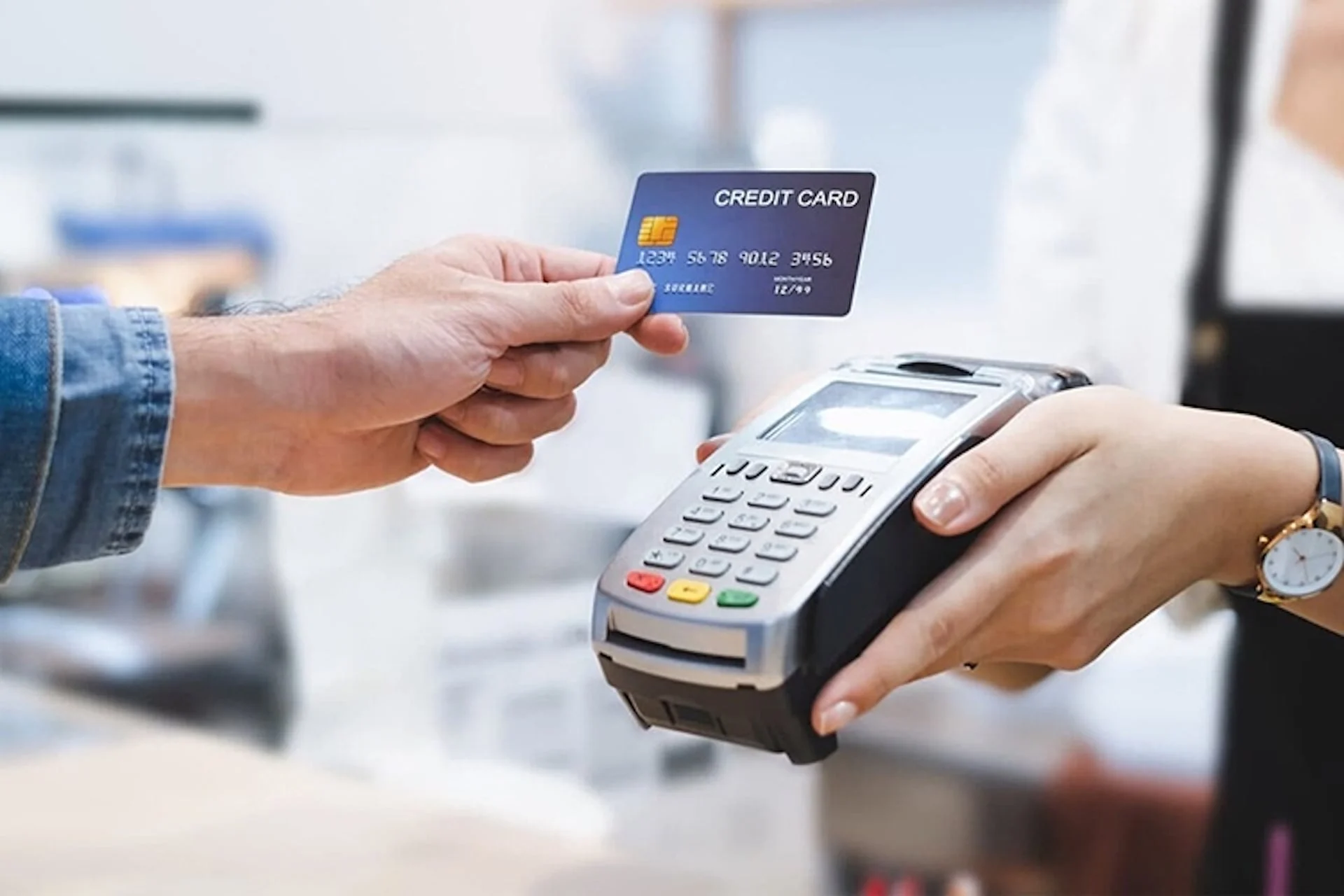 Thanh toán thẻ tín dụng trực tiếp qua máy POS hoặc mã QR