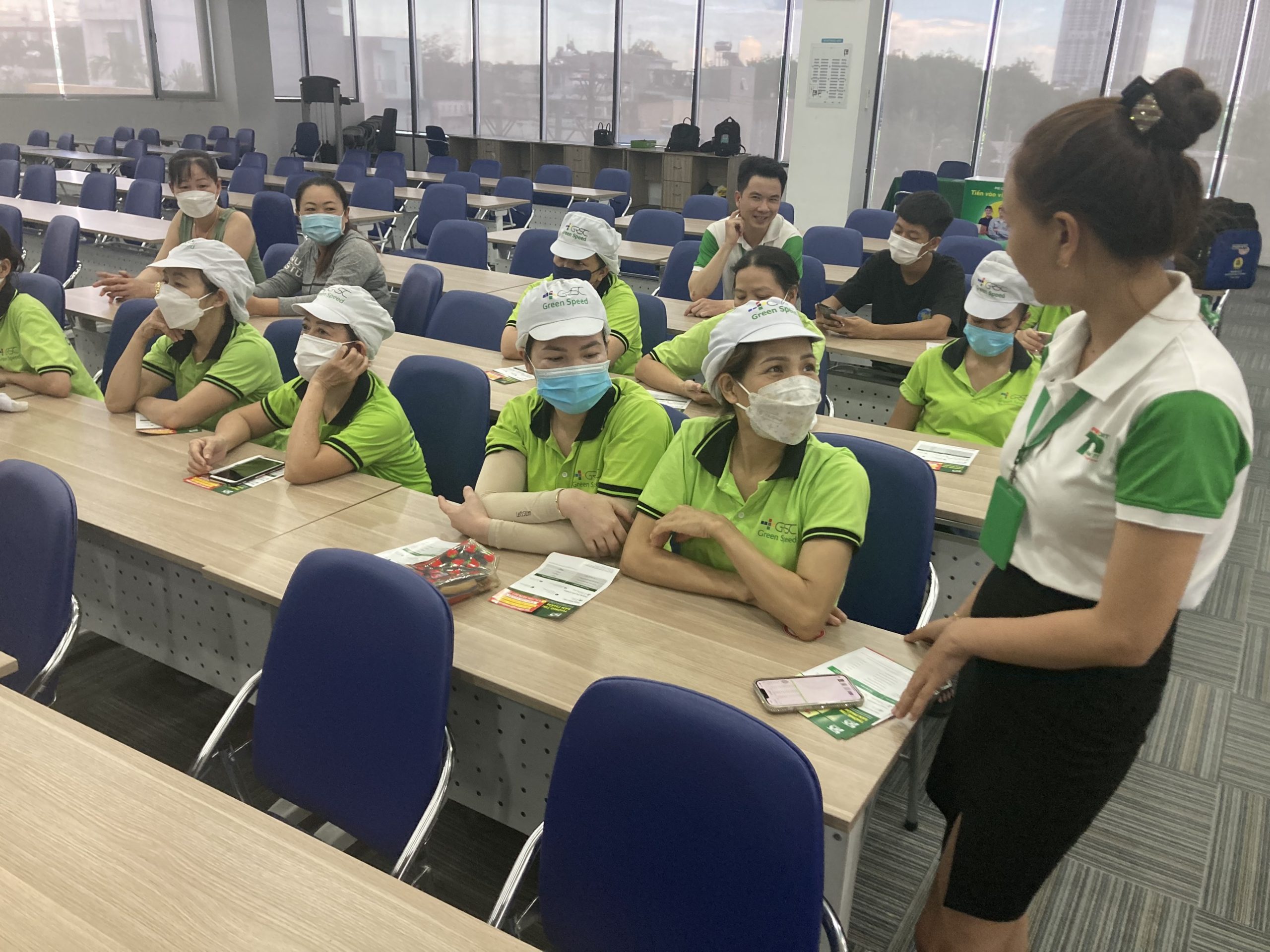 Nhân viên tư vấn của FE CREDIT tư vấn các ưu đãi của gói vay cho người lao động tại Green Speed