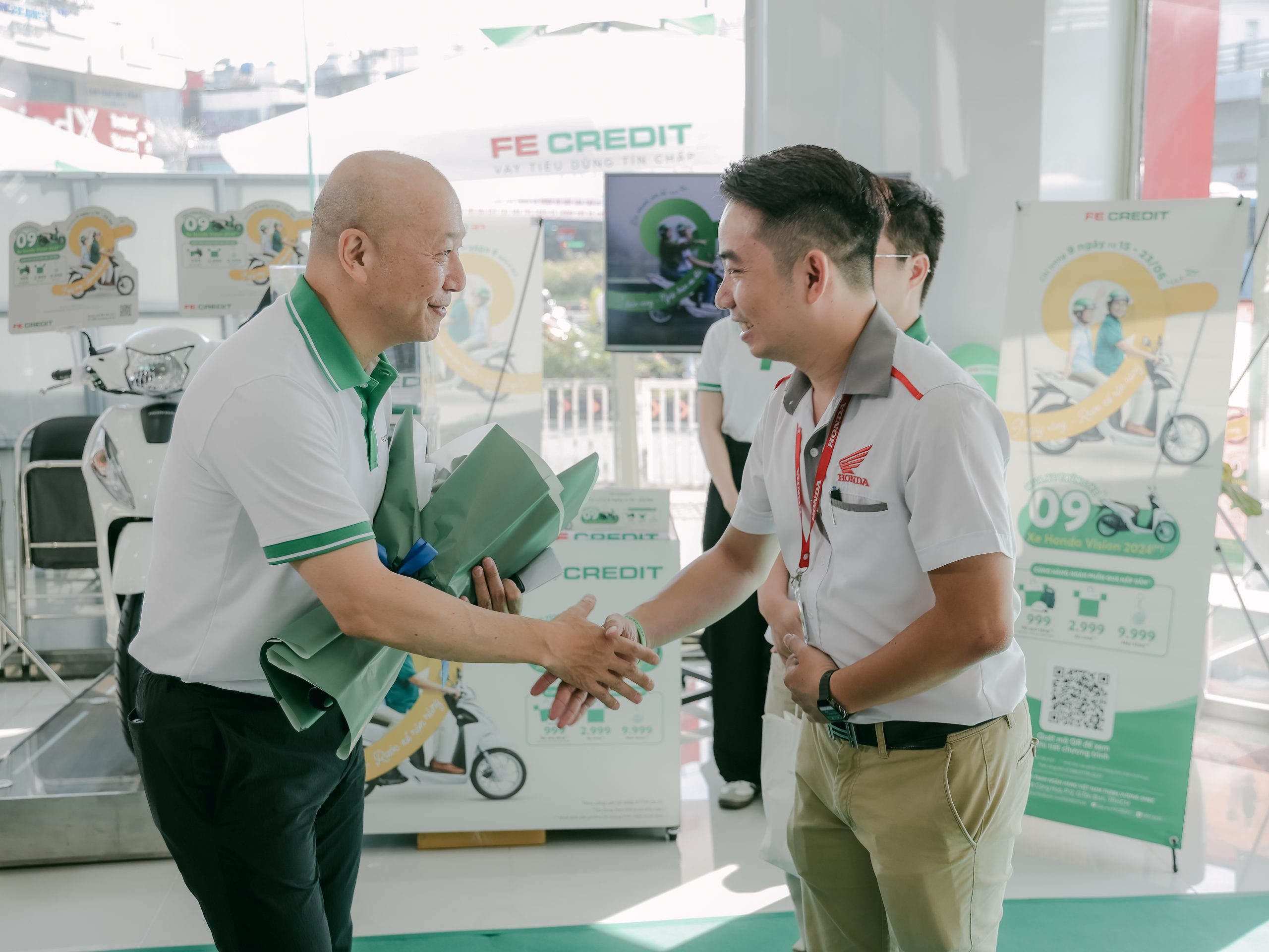 Đại diện đại lý được ủy quyền phân phối xe máy chính hãng Việt Thái Quân tặng hoa chào mừng ông Yasuhiko Imai – Đại diện BLĐ FE CREDIT. Ảnh: FE CREDIT