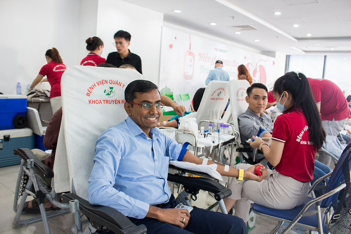 Ban lãnh đạo FE CREDIT tham gia ngày hội hiến máu