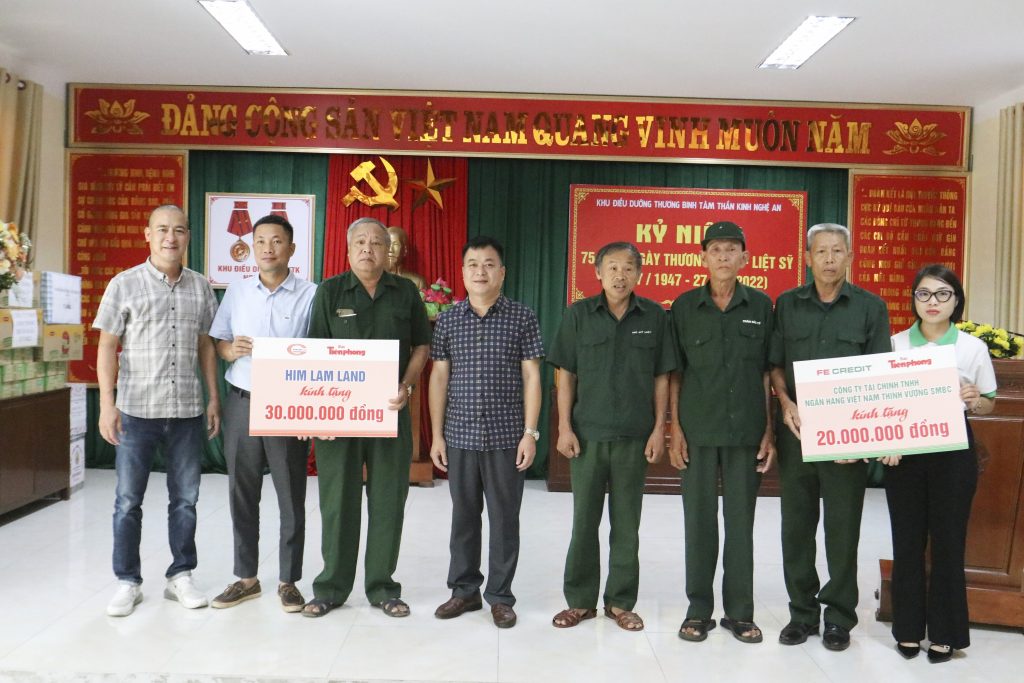 Đại diện khu điều dưỡng Thương binh tâm thần kinh Nghệ An và Trung tâm điều dưỡng Thương binh lên nhận quà