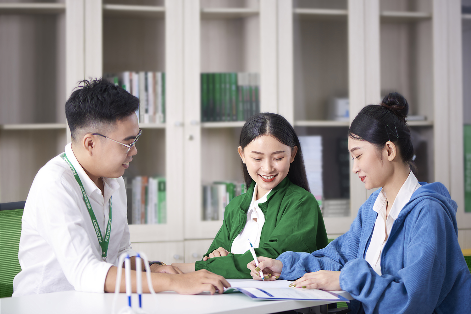 FE CREDIT luôn nỗ lực cung cấp kiến thức tài chính và đưa nguồn vốn vay chính thống tiếp cận những người dân có nhu cầu