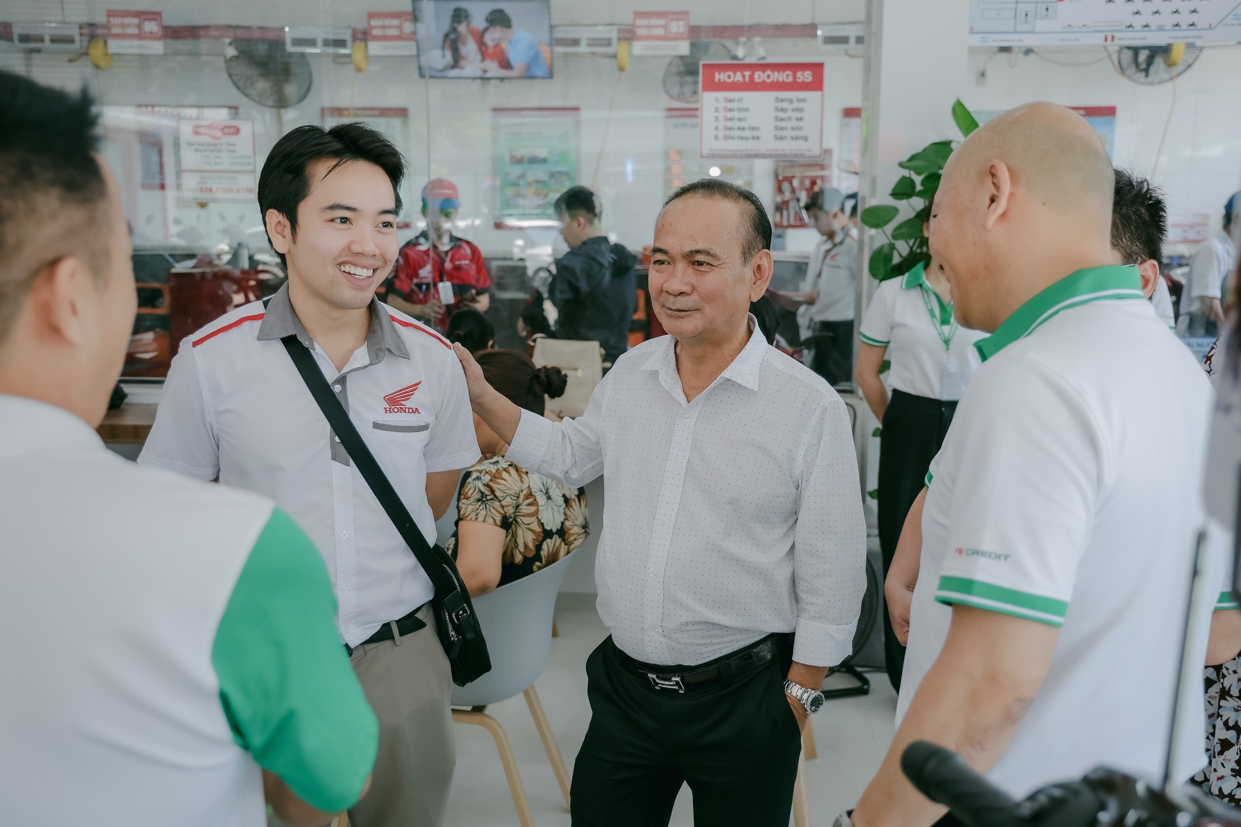 BGĐ Việt Thái Quân dẫn đoàn FE CREDIT tham quan showroom, khu vực dịch vụ, sửa chữa,... và giới thiệu các hoạt động nổi bật. Ảnh: FE CREDIT