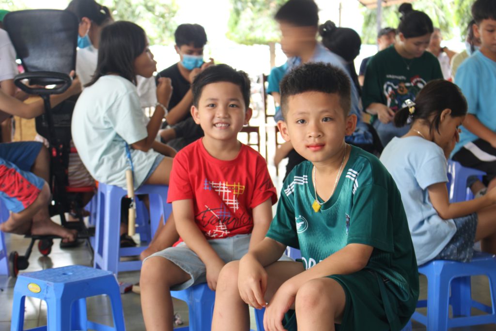 Trẻ em Làng SOS tham gia ngày hội Hộp quà sẻ chia