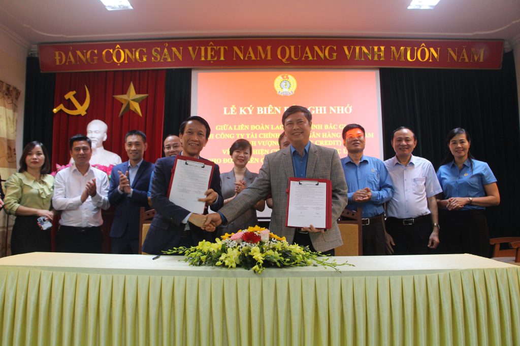 Lãnh đạo Liên đoàn Lao động tỉnh Bắc Giang ký biên bản ghi nhớ với lãnh đạo Công ty FE Credit