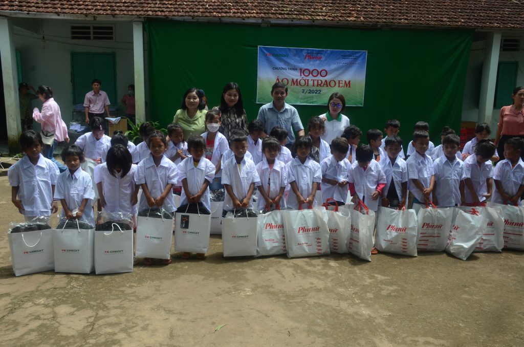 FE CREDIT hỗ trợ học sinh dân tộc thiểu số vùng Thanh An