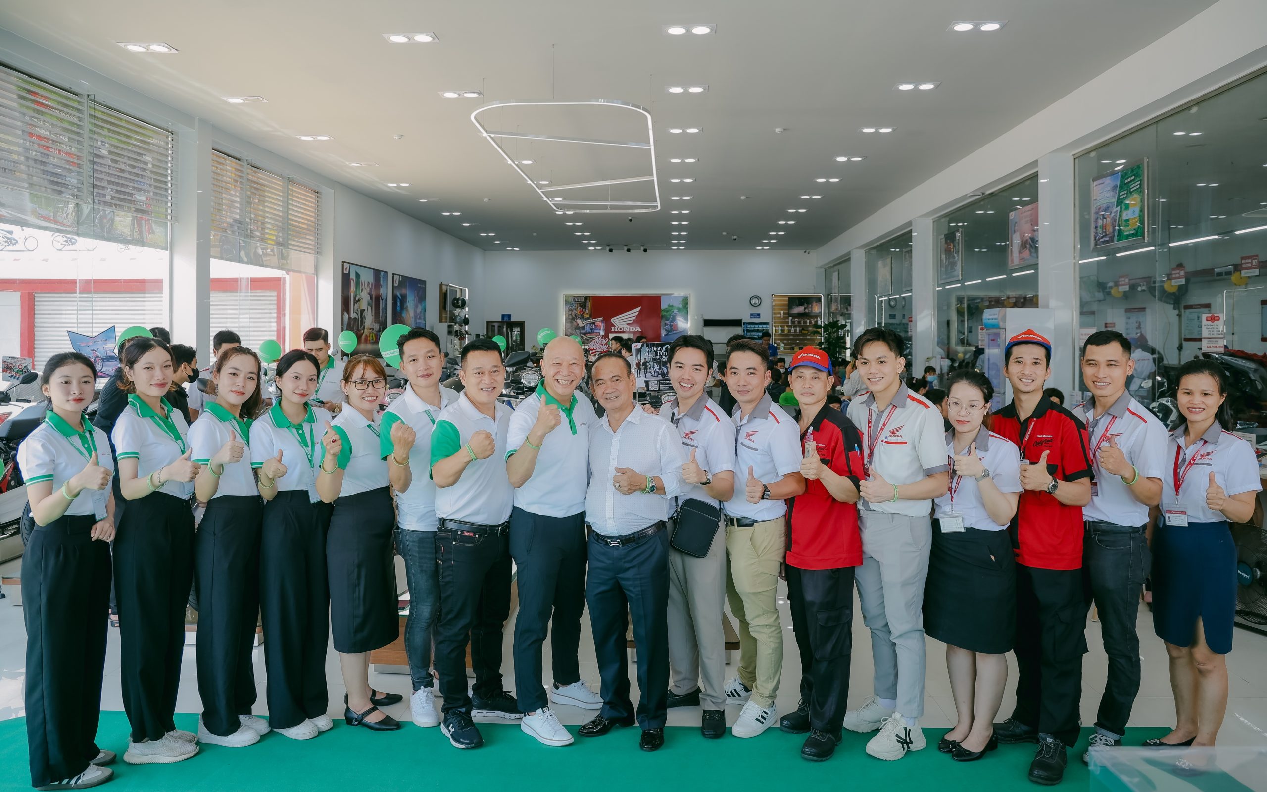 Đại diện BLĐ FE CREDIT chụp ảnh lưu niệm cùng BGĐ và nhân viên Việt Thái Quân. Ảnh: FE CREDIT