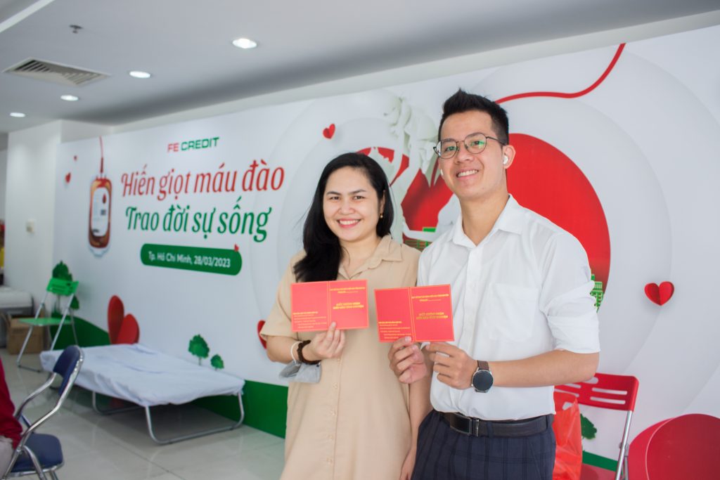 Nhận chứng chỉ hiến máu tình nguyện