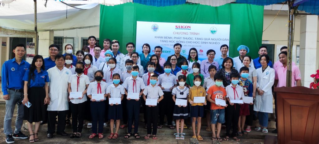 FE CREDIT đã cùng báo SGGP trao tặng 300 suất quà nhu yếu phẩm cho bà con nghèo