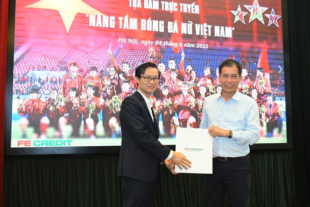 FE CREDIT gửi tặng phần quà trong buổi tọa đàm bóng đá nữ Việt Nam