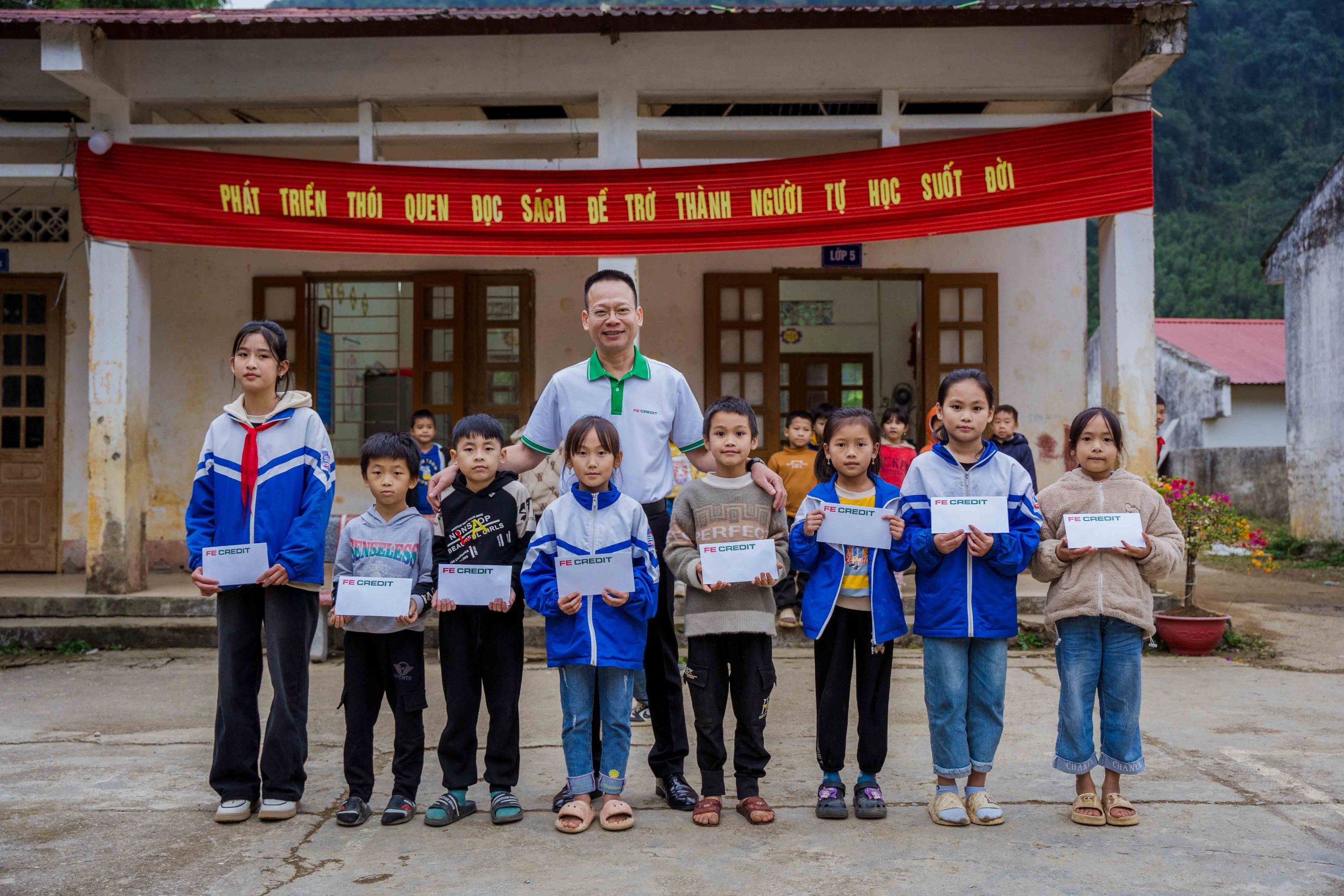 FE CREDIT chung tay lan tỏa niềm tin và hy vọng qua chương trình Thắp sáng niềm tin - Vượt khó đến trường